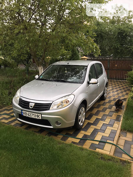 Хетчбек Dacia Sandero 2008 в 
