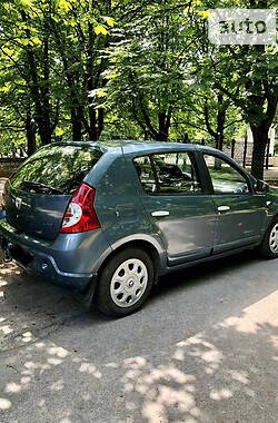 Хэтчбек Dacia Sandero 2010 в Никополе