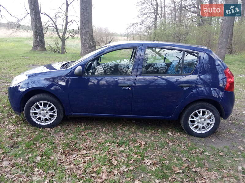 Хетчбек Dacia Sandero 2009 в Полонному