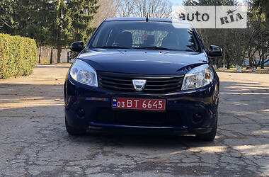 Хэтчбек Dacia Sandero 2010 в Умани