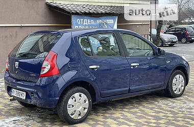 Хетчбек Dacia Sandero 2009 в 