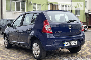 Хетчбек Dacia Sandero 2009 в 