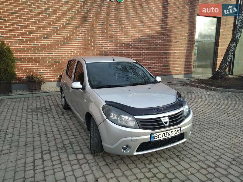 Хэтчбек Dacia Sandero 2010 в Львове