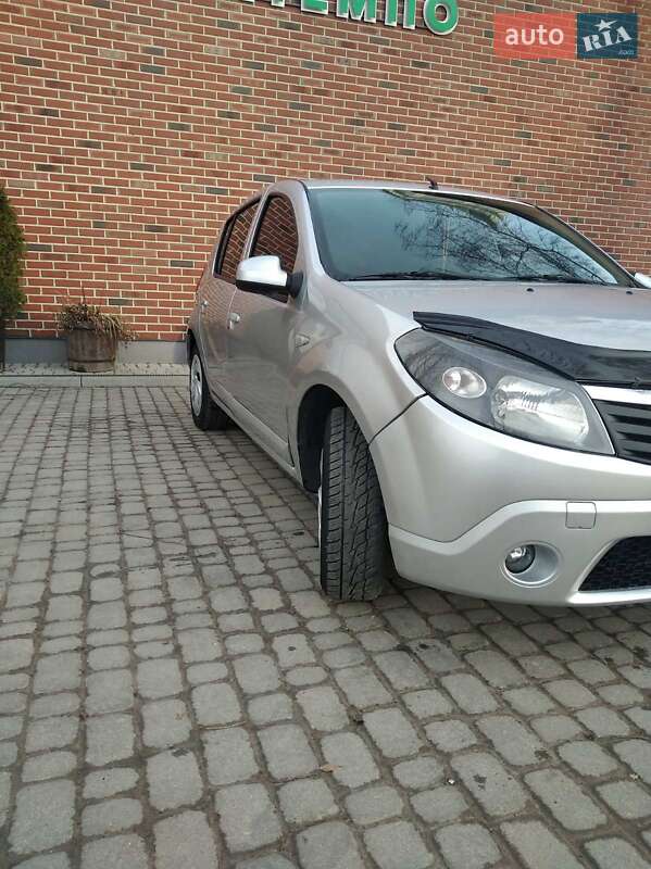 Хэтчбек Dacia Sandero 2010 в Львове