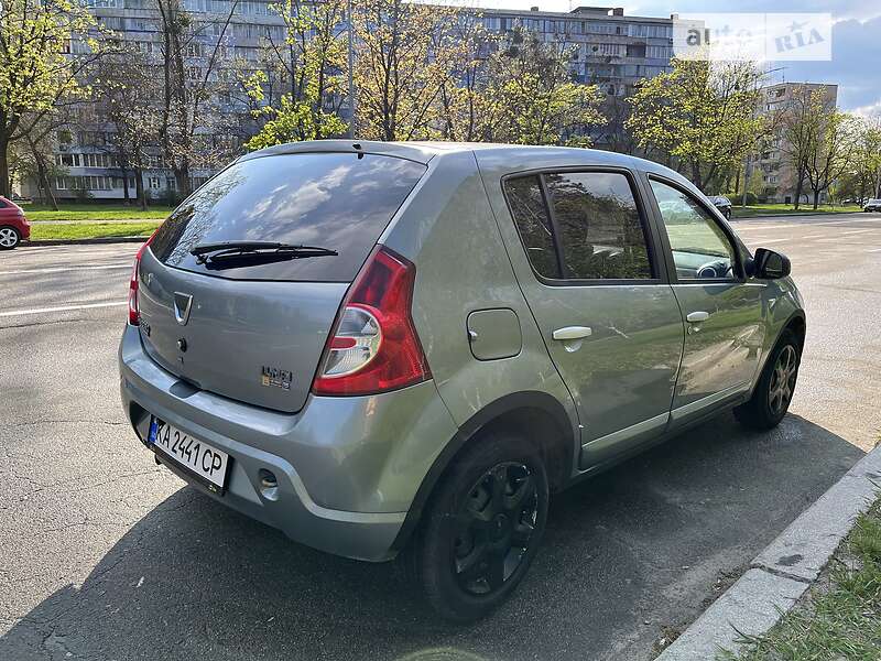 Хетчбек Dacia Sandero 2009 в Києві