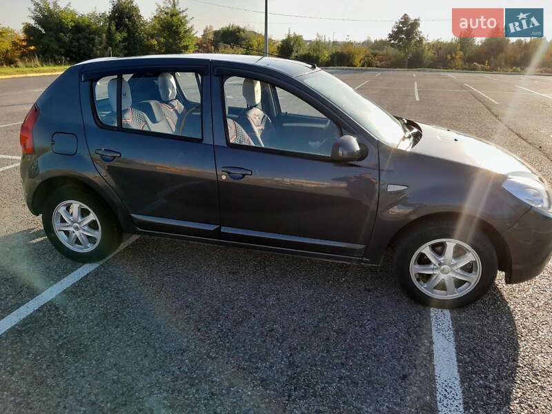 Хетчбек Dacia Sandero 2013 в Чернівцях фото 6 Хетчбек Dacia Sandero 2013 в Чернівцях