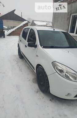 Хетчбек Dacia Sandero 2011 в Путивлі