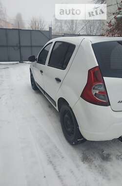 Хэтчбек Dacia Sandero 2011 в Путивле