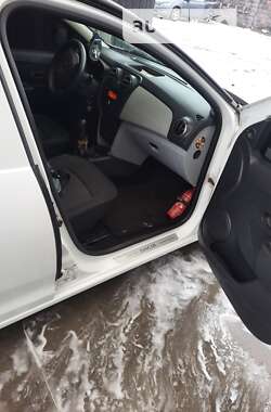 Хэтчбек Dacia Sandero 2014 в 