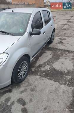 Хэтчбек Dacia Sandero 2009 в Гадяче