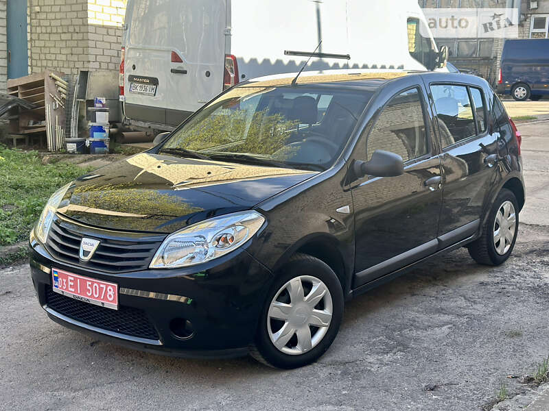 Хэтчбек Dacia Sandero 2010 в Ровно