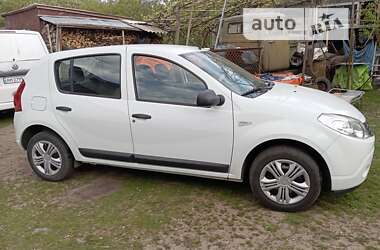 Хэтчбек Dacia Sandero 2009 в Ровно