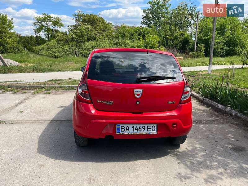Хэтчбек Dacia Sandero 2009 в Новгородке