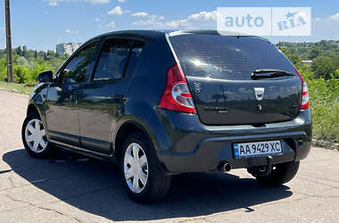 Хетчбек Dacia Sandero 2010 в Дніпрі