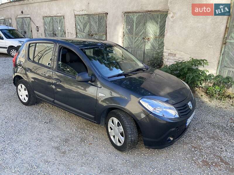 Хетчбек Dacia Sandero 2010 в Тисмениці