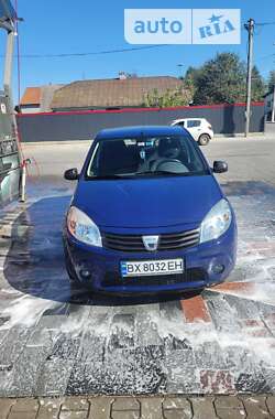 Хэтчбек Dacia Sandero 2008 в Полонном