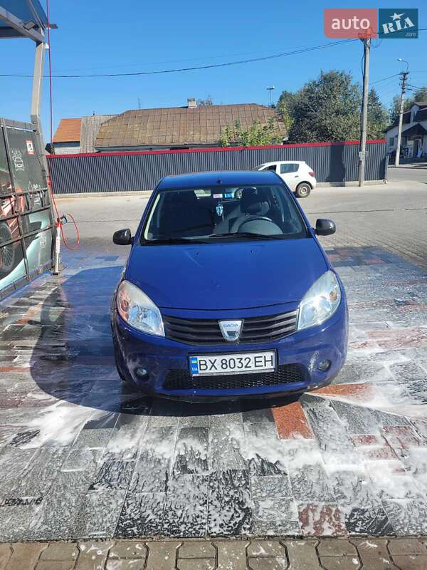 Хэтчбек Dacia Sandero 2008 в 