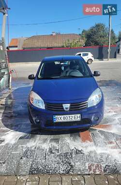 Хэтчбек Dacia Sandero 2008 в 