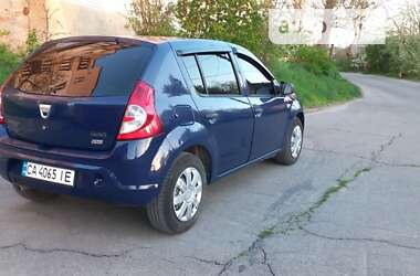 Хэтчбек Dacia Sandero 2009 в Умани