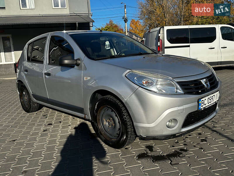 Хэтчбек Dacia Sandero 2009 в Черновцах
