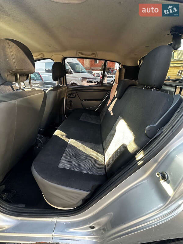 Хэтчбек Dacia Sandero 2009 в Черновцах