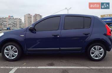 Хэтчбек Dacia Sandero 2009 в 