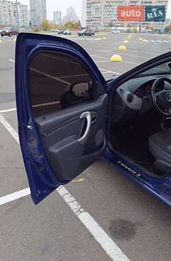 Хэтчбек Dacia Sandero 2009 в 