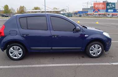 Хэтчбек Dacia Sandero 2009 в 