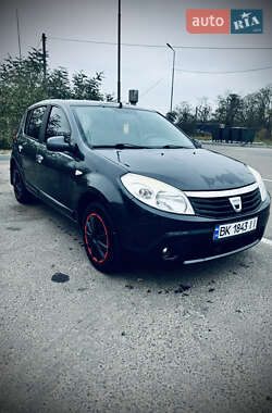 Хетчбек Dacia Sandero 2008 в Сарнах