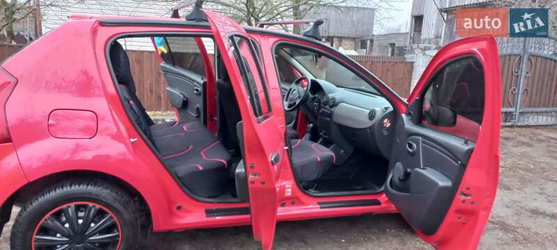 Хэтчбек Dacia Sandero 2010 в Быковке
