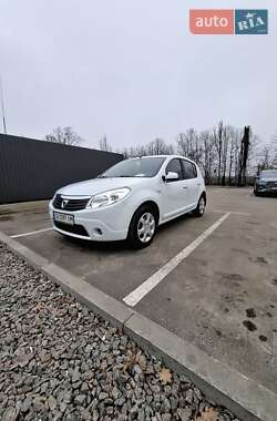 Хетчбек Dacia Sandero 2010 в Умані