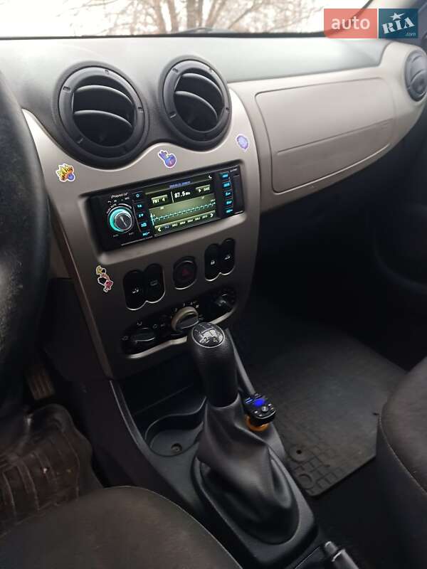 Хэтчбек Dacia Sandero 2010 в Запорожье