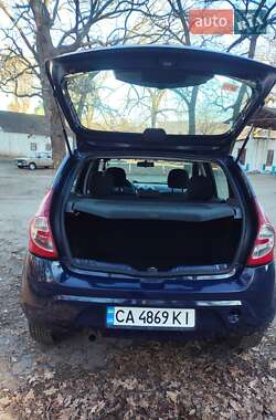 Хэтчбек Dacia Sandero 2010 в 