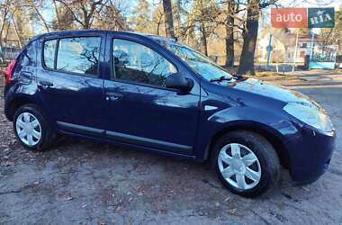 Хэтчбек Dacia Sandero 2010 в 
