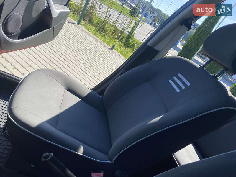 Хэтчбек Dacia Sandero 2012 в Львове