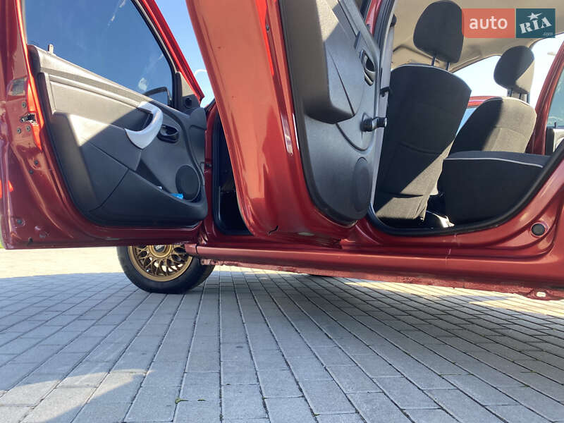 Хэтчбек Dacia Sandero 2012 в Львове