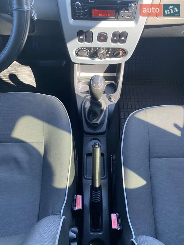 Хэтчбек Dacia Sandero 2012 в Львове
