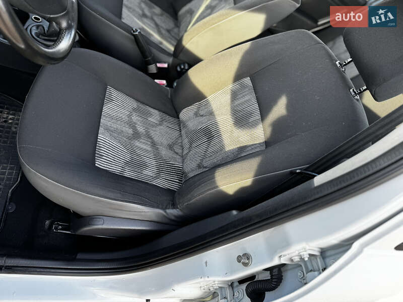 Хетчбек Dacia Sandero 2011 в Захарівці