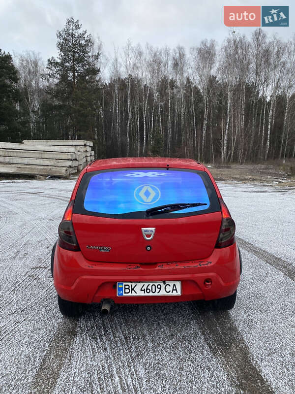 Хэтчбек Dacia Sandero 2011 в Сарнах