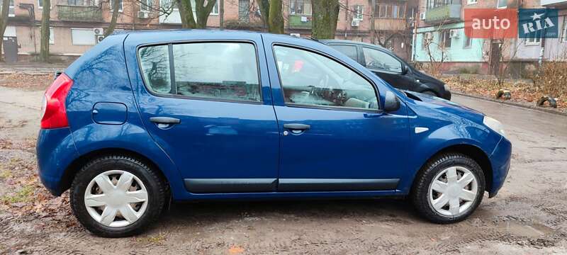 Хетчбек Dacia Sandero 2009 в Дніпрі