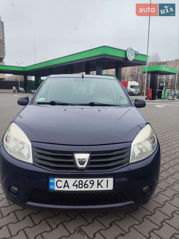 Хэтчбек Dacia Sandero 2010 в 