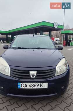 Хэтчбек Dacia Sandero 2010 в 