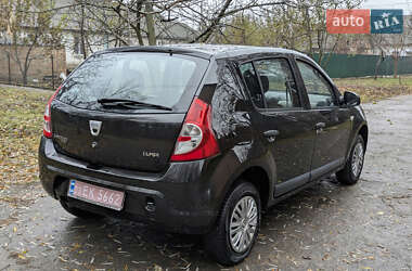 Хэтчбек Dacia Sandero 2009 в Умани