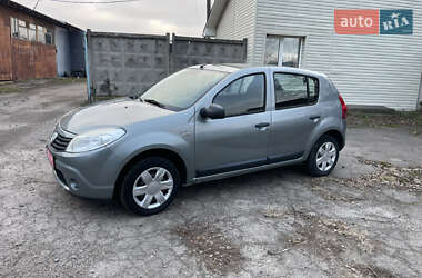 Хетчбек Dacia Sandero 2009 в 