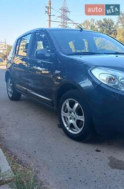 Хэтчбек Dacia Sandero 2009 в 