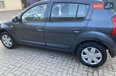 Хэтчбек Dacia Sandero 2009 в Остроге