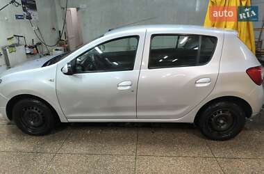 Хэтчбек Dacia Sandero 2014 в 
