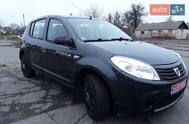 Хэтчбек Dacia Sandero 2009 в Хороле