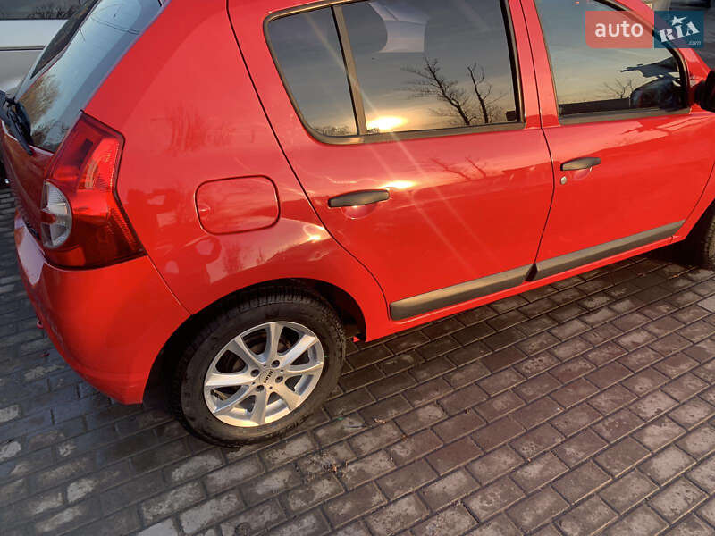 Хетчбек Dacia Sandero 2009 в Звягелі