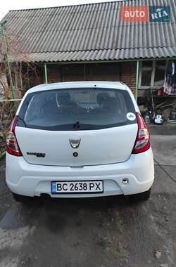 Хэтчбек Dacia Sandero 2010 в 